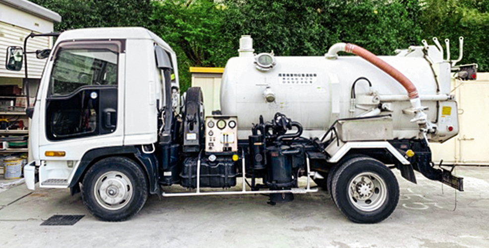 汚泥吸引車（4tダンパー）